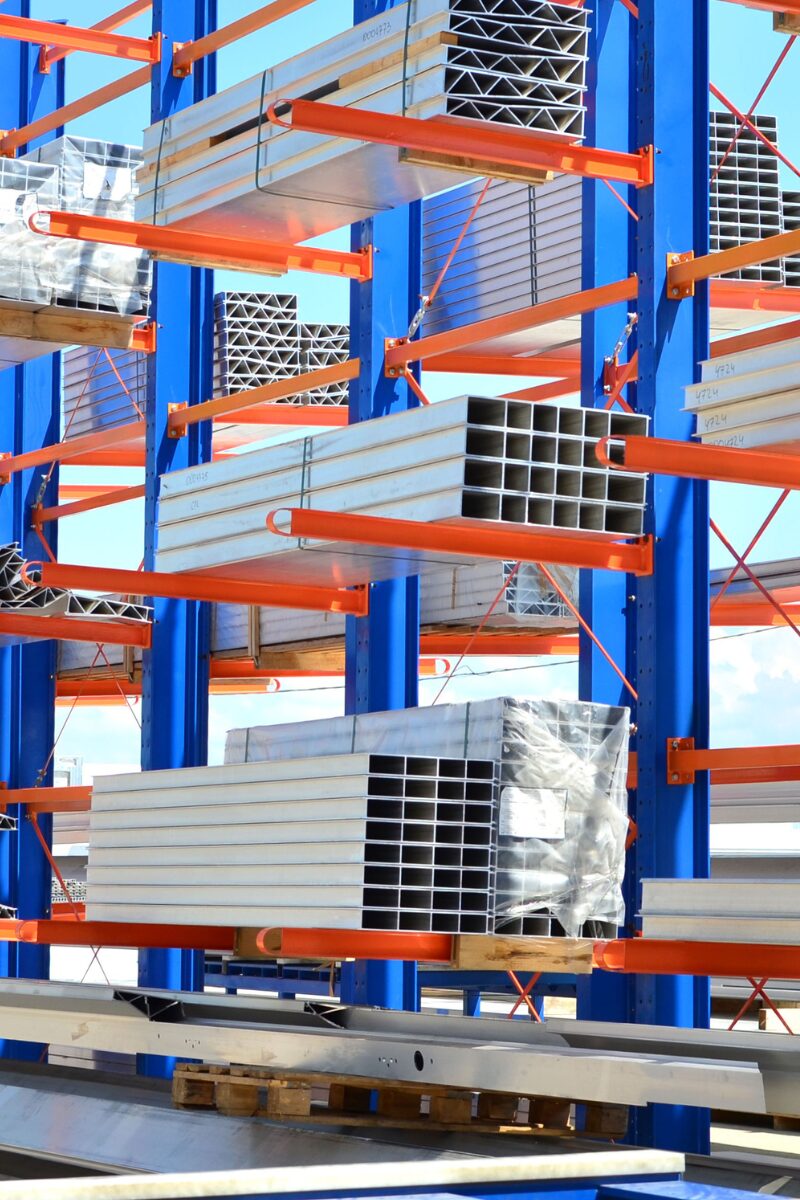 Photo d’un cantilever dans un entrepôt, utilisé pour le stockage de charges longues comme des poutres ou des planches de bois.